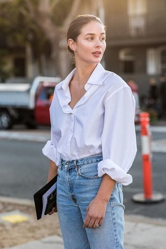 Comment porter un jean bleu clair à 20 ans: Pense à porter une chemise de ville blanche et un jean bleu clair pour créer un style chic et glamour.