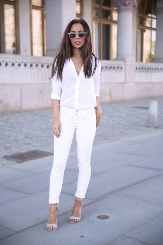 Comment porter un jean blanc: Associe une chemise de ville blanche avec un jean blanc pour obtenir un look relax mais stylé. Une paire de sandales à talons en cuir grises s'intégrera de manière fluide à une grande variété de tenues.