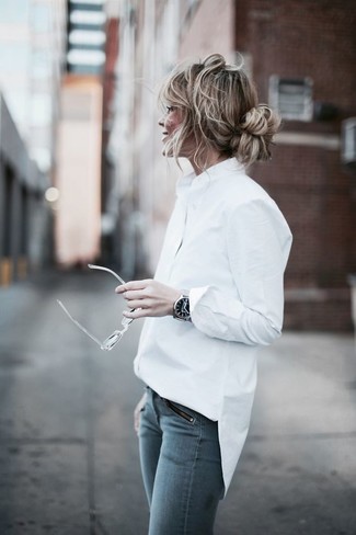 Comment porter un jean skinny gris: Opte pour une chemise de ville blanche avec un jean skinny gris pour une tenue confortable aussi composée avec goût.