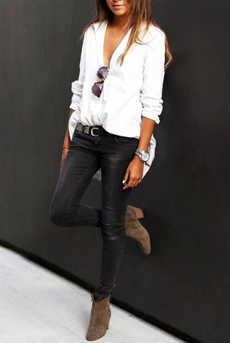 Comment porter des bottines en daim marron: Marie une chemise de ville blanche avec un jean skinny noir pour obtenir un look relax mais stylé. Une paire de bottines en daim marron est une option parfait pour complèter cette tenue.