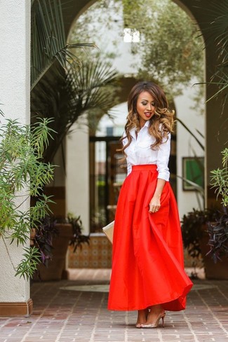 Comment porter une jupe longue plissée rouge: Essaie d'harmoniser une chemise de ville blanche avec une jupe longue plissée rouge pour un look de tous les jours facile à porter. Une paire de sandales à talons pailletées dorées est une option avisé pour complèter cette tenue.