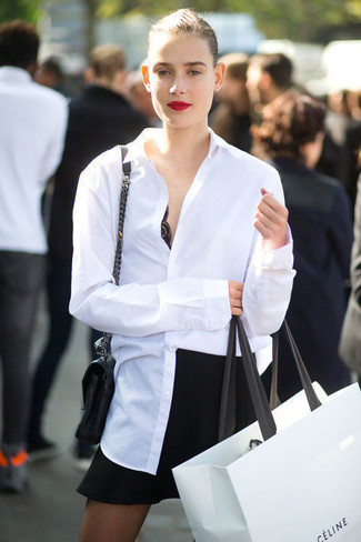 Comment porter une jupe trapèze noire: Essaie de marier une chemise de ville blanche avec une jupe trapèze noire pour se sentir en toute confiance et être à la mode.