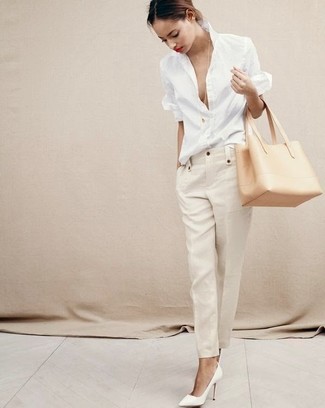 Comment porter une chemise de ville en lin blanche: Essaie d'associer une chemise de ville en lin blanche avec un pantalon carotte en lin beige pour créer un look chic et décontracté. Termine ce look avec une paire de escarpins en cuir blancs.