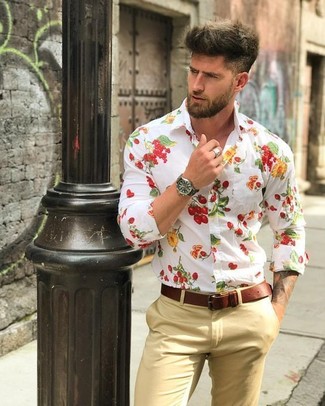 Comment porter une chemise de ville à fleurs blanc et bleu: Associer une chemise de ville à fleurs blanc et bleu avec un pantalon chino marron clair est une option parfait pour une journée au bureau.