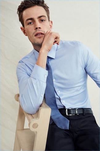 Comment porter une cravate à rayures verticales bleu marine et vert: Porte une chemise de ville bleu clair et une cravate à rayures verticales bleu marine et vert pour un look classique et élégant.