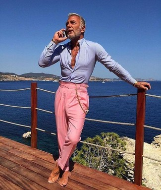 L'association d'une chemise de ville bleu clair et d'un pantalon de costume rose te démarquera de la masse sans trop être “too much”.