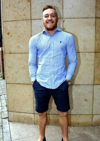 Tenue de Conor McGregor: Chemise de ville bleu clair, Short bleu marine, Montre dorée