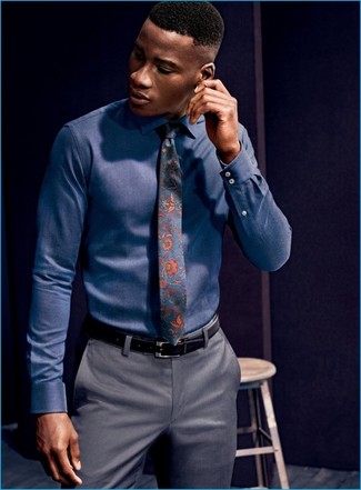Comment porter une cravate à fleurs bleu marine: Choisis une chemise de ville bleu marine et une cravate à fleurs bleu marine pour un look pointu et élégant.