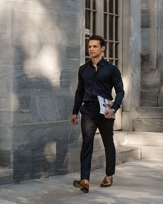 Comment porter un pantalon de costume noir: Essaie de marier une chemise de ville bleu marine avec un pantalon de costume noir pour une silhouette classique et raffinée. Pour les chaussures, fais un choix décontracté avec une paire de mocassins à pampilles en cuir marron.