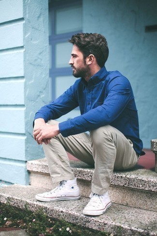 Un pantalon chino à porter avec des baskets montantes blanc et bleu: Pense à associer une chemise de ville bleue avec un pantalon chino pour achever un look habillé mais pas trop. Pourquoi ne pas ajouter une paire de baskets montantes blanc et bleu à l'ensemble pour une allure plus décontractée?