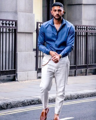 Comment porter des slippers en cuir tressés pour un style elégantes quand il fait chaud à 30 ans: Porte une chemise de ville bleue et un pantalon de costume blanc pour un look classique et élégant. Si tu veux éviter un look trop formel, choisis une paire de slippers en cuir tressés.