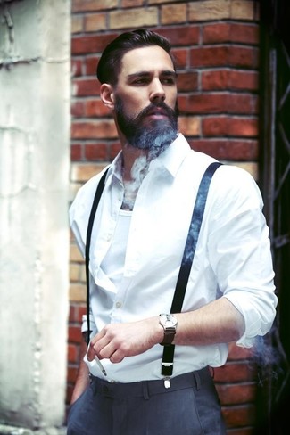 Comment porter des bretelles pour un style chic decontractés: Pense à porter une chemise de ville blanche et des bretelles pour un look idéal le week-end.