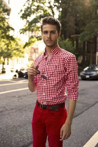 Comment porter un pantalon chino rouge quand il fait chaud à 30 ans: Associer une chemise de ville en vichy blanc et rouge avec un pantalon chino rouge est une option génial pour une journée au bureau.
