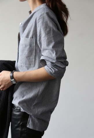 Comment porter une chemise argentée: Porte une chemise argentée et un pantalon slim en cuir noir si tu recherches un look stylé et soigné.