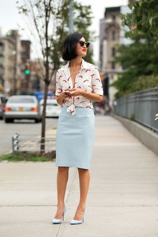 Comment porter des chaussures bleu clair: Essaie d'associer une chemise de ville imprimée blanc et rouge avec une jupe crayon bleu clair pour un look idéal au travail. Une paire de escarpins en cuir bleu clair est une option judicieux pour complèter cette tenue.