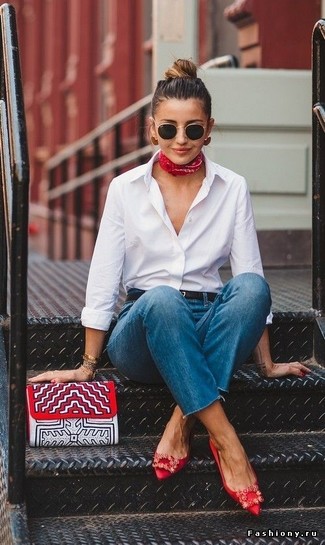 Comment porter un bandana: Choisis une chemise de ville blanche et un bandana pour une impression décontractée. Une paire de ballerines en satin ornées rouges est une option parfait pour complèter cette tenue.
