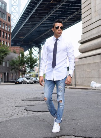 Une chemise de ville à porter avec des baskets basses blanches pour un style decontractés quand il fait chaud: Associe une chemise de ville avec un jean déchiré bleu pour une tenue idéale le week-end. Cet ensemble est parfait avec une paire de baskets basses blanches.