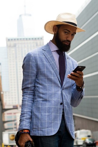 Tenue: Chemise de ville à rayures verticales violet clair, Jean bleu marine, Chapeau de paille beige, Cravate violette