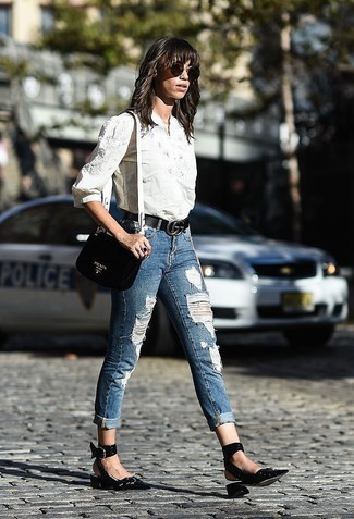 Comment porter un jean skinny bleu: Marie une chemise de ville brodée blanche avec un jean skinny bleu pour une tenue idéale le week-end. Assortis ce look avec une paire de escarpins en cuir noirs.