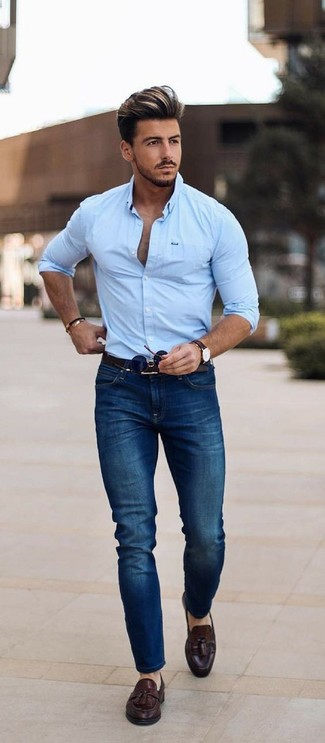 Comment porter un jean bleu avec des slippers en cuir marron à 30 ans: Pense à marier une chemise de ville bleu clair avec un jean bleu pour obtenir un look relax mais stylé. Habille ta tenue avec une paire de slippers en cuir marron.
