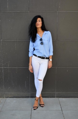 Comment porter un jean skinny déchiré blanc: Marie une chemise de ville bleu clair avec un jean skinny déchiré blanc pour une tenue confortable aussi composée avec goût. Une paire de sandales à talons en daim noires est une option judicieux pour complèter cette tenue.