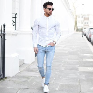 Comment porter un jean skinny déchiré bleu clair: Harmonise une chemise de ville blanche avec un jean skinny déchiré bleu clair pour un look de tous les jours facile à porter. Habille ta tenue avec une paire de tennis blancs.