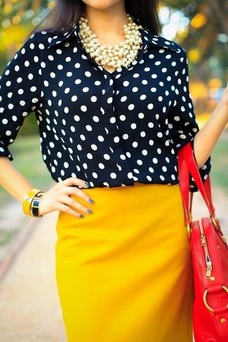 Comment porter une chemise en chiffon: Opte pour un look sophistiqué avec une chemise en chiffon et une jupe crayon moutarde.