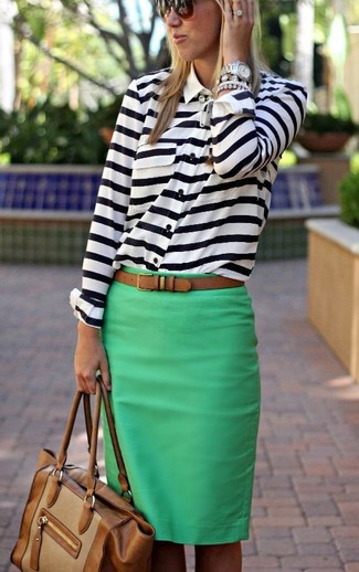 Comment porter une jupe crayon verte: Harmonise une chemise de ville en chiffon à rayures horizontales blanc et bleu marine avec une jupe crayon verte pour un look élégant et soigné.