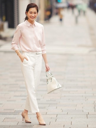 Comment porter une ceinture en cuir tressée blanche: Harmonise une chemise de ville rose avec une ceinture en cuir tressée blanche pour une tenue relax mais stylée. Complète ce look avec une paire de escarpins en cuir marron clair.