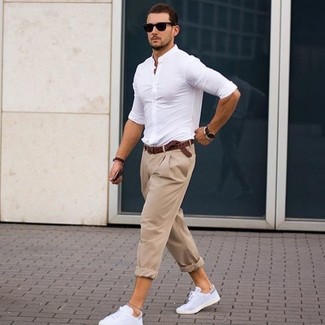 Une chemise de ville à porter avec des baskets basses blanches à 30 ans: Associer une chemise de ville avec un pantalon chino beige est une option judicieux pour une journée au bureau. Tu veux y aller doucement avec les chaussures? Choisis une paire de baskets basses blanches pour la journée.