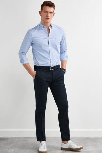 Des baskets basses à porter avec un pantalon chino bleu pour un style chic decontractés en été: Pense à opter pour une chemise de ville à carreaux bleu clair et un pantalon chino bleu pour un look idéal au travail. Si tu veux éviter un look trop formel, opte pour une paire de baskets basses. C'est une tenue sympa qui conviendra parfaitement lors d’une de vos journées d'été.