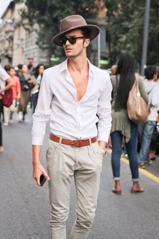 Une chemise de ville à porter avec un pantalon chino beige: Choisis une chemise de ville et un pantalon chino beige pour un look idéal au travail.