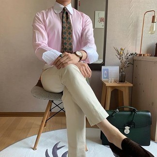 Comment porter une cravate imprimée bleu canard: Associe une chemise de ville rose avec une cravate imprimée bleu canard pour un look classique et élégant. Mélange les styles en portant une paire de slippers en daim marron foncé.