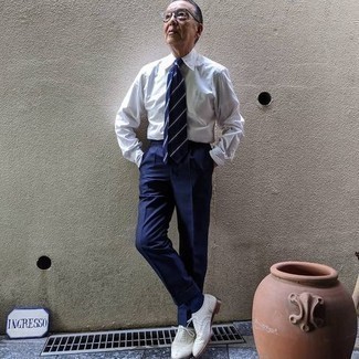 Comment porter des chaussettes bleues après 60 ans: Choisis pour le confort dans une chemise de ville blanche et des chaussettes bleues. D'une humeur audacieuse? Complète ta tenue avec une paire de chaussures brogues en cuir blanches.
