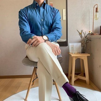 Comment porter des chaussettes violettes: Associe une chemise de ville en chambray bleue avec des chaussettes violettes pour un look confortable et décontracté. Termine ce look avec une paire de chaussures derby en cuir noires pour afficher ton expertise vestimentaire.