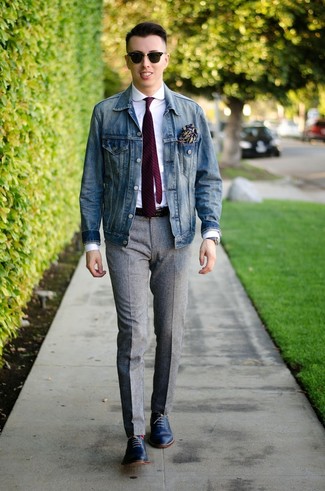 Comment porter une cravate violette: Pense à associer une chemise de ville blanche avec une cravate violette pour dégager classe et sophistication. Cette tenue se complète parfaitement avec une paire de chaussures richelieu en cuir bleu marine.