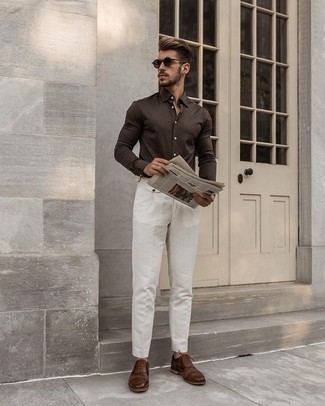 Comment porter une chemise de ville marron foncé: Associe une chemise de ville marron foncé avec un pantalon de costume blanc pour un look pointu et élégant. Une paire de chaussures richelieu en cuir marron est une option astucieux pour complèter cette tenue.