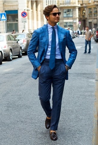 Tenue: Chemise de ville bleu clair, Pantalon de costume bleu marine, Mocassins à pampilles en cuir marron foncé, Cravate bleue
