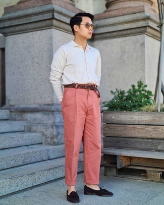 Comment porter un pantalon de costume rose: Essaie d'associer une chemise de ville blanche avec un pantalon de costume rose pour un look classique et élégant. Jouez la carte décontractée pour les chaussures et opte pour une paire de mocassins à pampilles en daim noirs.