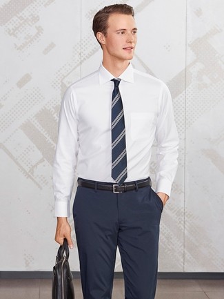 Tenue: Chemise de ville blanche, Pantalon de costume bleu marine, Serviette en cuir noire, Cravate à rayures verticales bleu marine