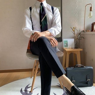Comment porter une cravate bleu marine et vert: Opte pour une chemise de ville blanche avec une cravate bleu marine et vert pour dégager classe et sophistication. D'une humeur audacieuse? Complète ta tenue avec une paire de slippers en cuir noirs.