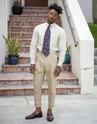 Tenue: Chemise de ville à carreaux blanche, Pantalon de costume beige, Slippers en cuir bordeaux, Cravate imprimée bleu marine