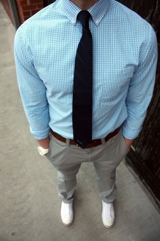 Tenue: Chemise de ville en vichy bleu clair, Pantalon de costume gris, Tennis blancs, Cravate à rayures verticales noire