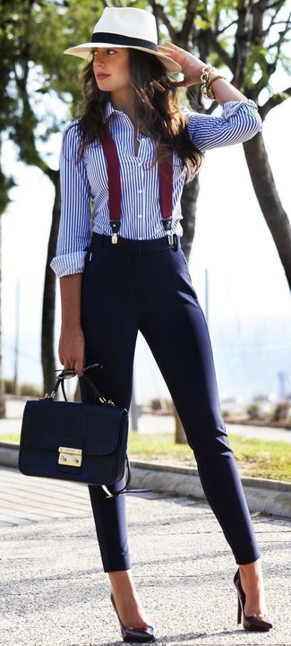 Comment porter des bretelles: Opte pour le confort dans une chemise de ville à rayures verticales blanc et bleu et des bretelles. Cette tenue est parfait avec une paire de escarpins en cuir pourpre foncé.