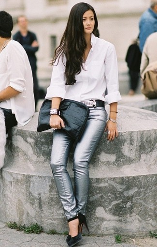 Comment porter un pantalon slim gris foncé: Associe une chemise de ville blanche avec un pantalon slim gris foncé pour aller au bureau. Une paire de escarpins en daim noirs est une option génial pour complèter cette tenue.