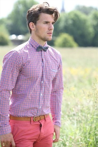 Comment porter une ceinture en cuir beige: Opte pour une chemise de ville en vichy rose avec une ceinture en cuir beige pour une tenue idéale le week-end.
