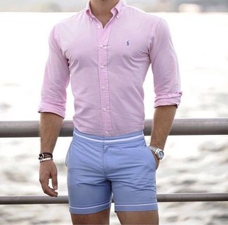 Comment porter un short bleu clair: Harmonise une chemise de ville rose avec un short bleu clair pour achever un look habillé mais pas trop.