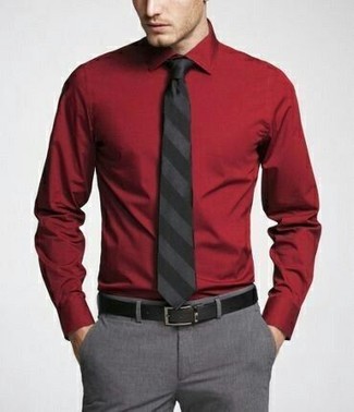 Tenue: Chemise de ville rouge, Pantalon de costume gris, Cravate à rayures verticales noire, Ceinture en cuir marron foncé