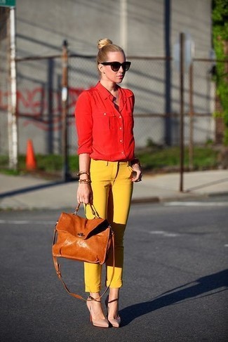 Tenue: Chemise de ville rouge, Pantalon slim jaune, Escarpins en cuir beiges, Cartable en cuir marron clair