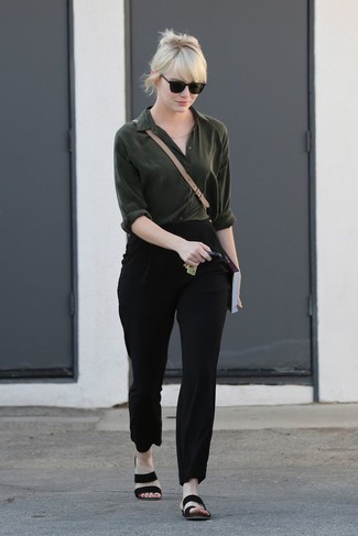 Tenue de Emma Stone: Chemise de ville vert foncé, Pantalon carotte noir, Sandales plates en daim noires, Sac bandoulière en cuir beige